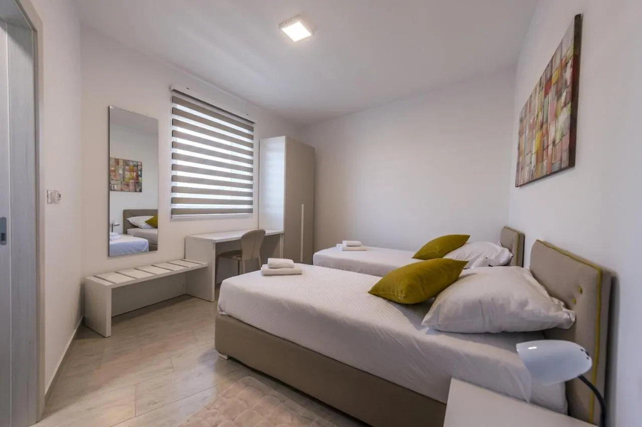 Contemporary Villa Nada With Pool And Sauna Tinjan