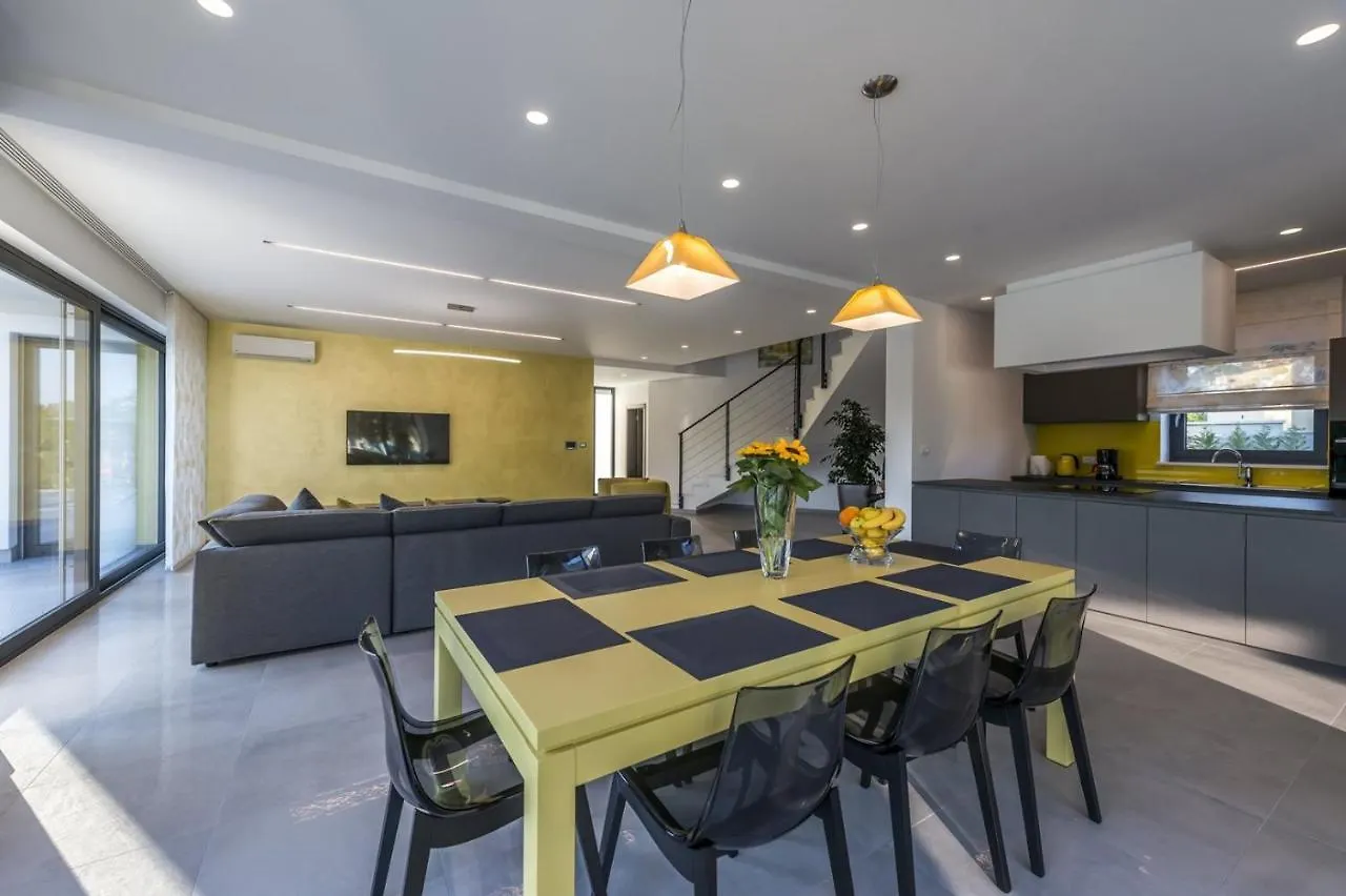 Contemporary Villa Nada With Pool And Sauna Tinjan