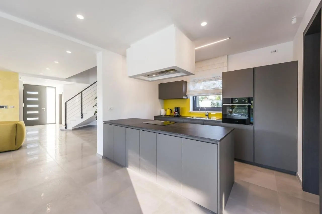 Contemporary Villa Nada With Pool And Sauna Tinjan