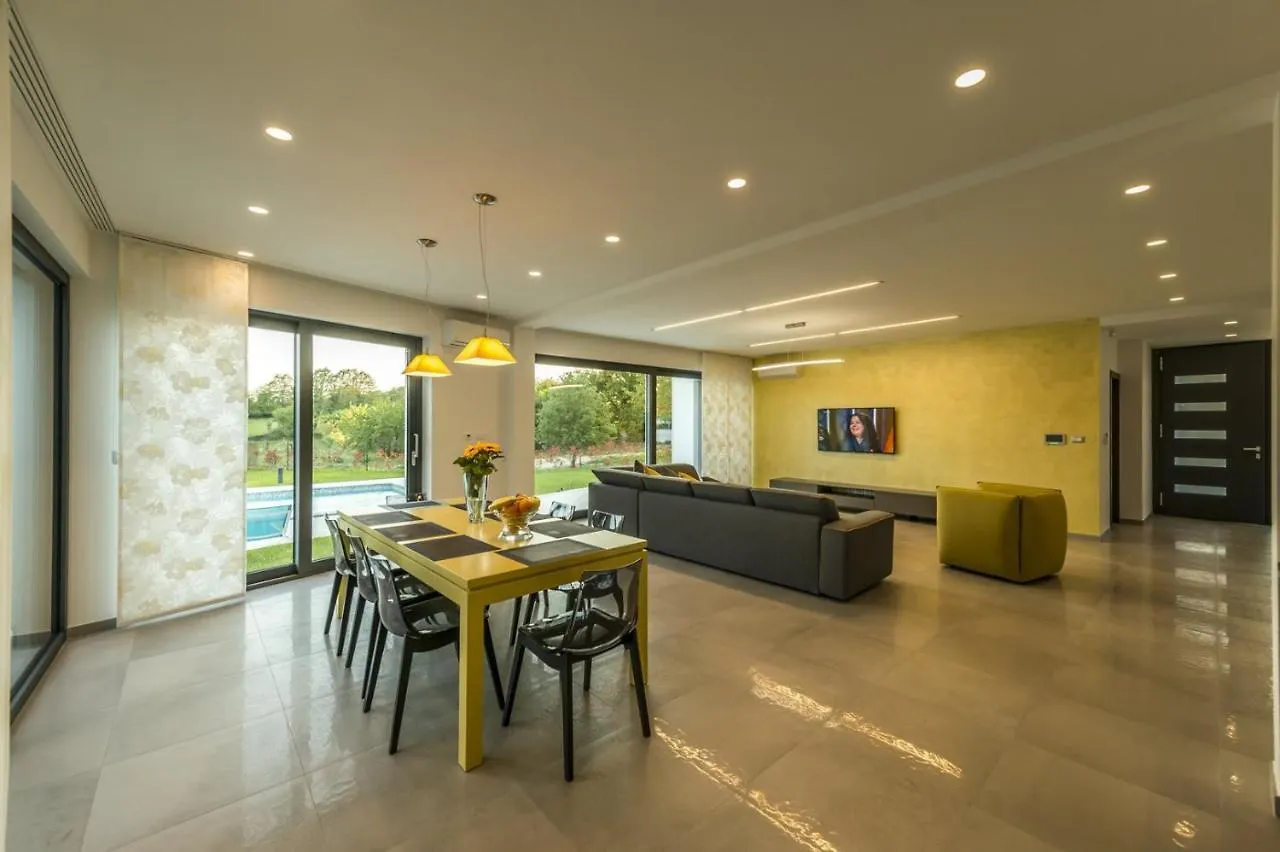 Contemporary Villa Nada With Pool And Sauna Tinjan