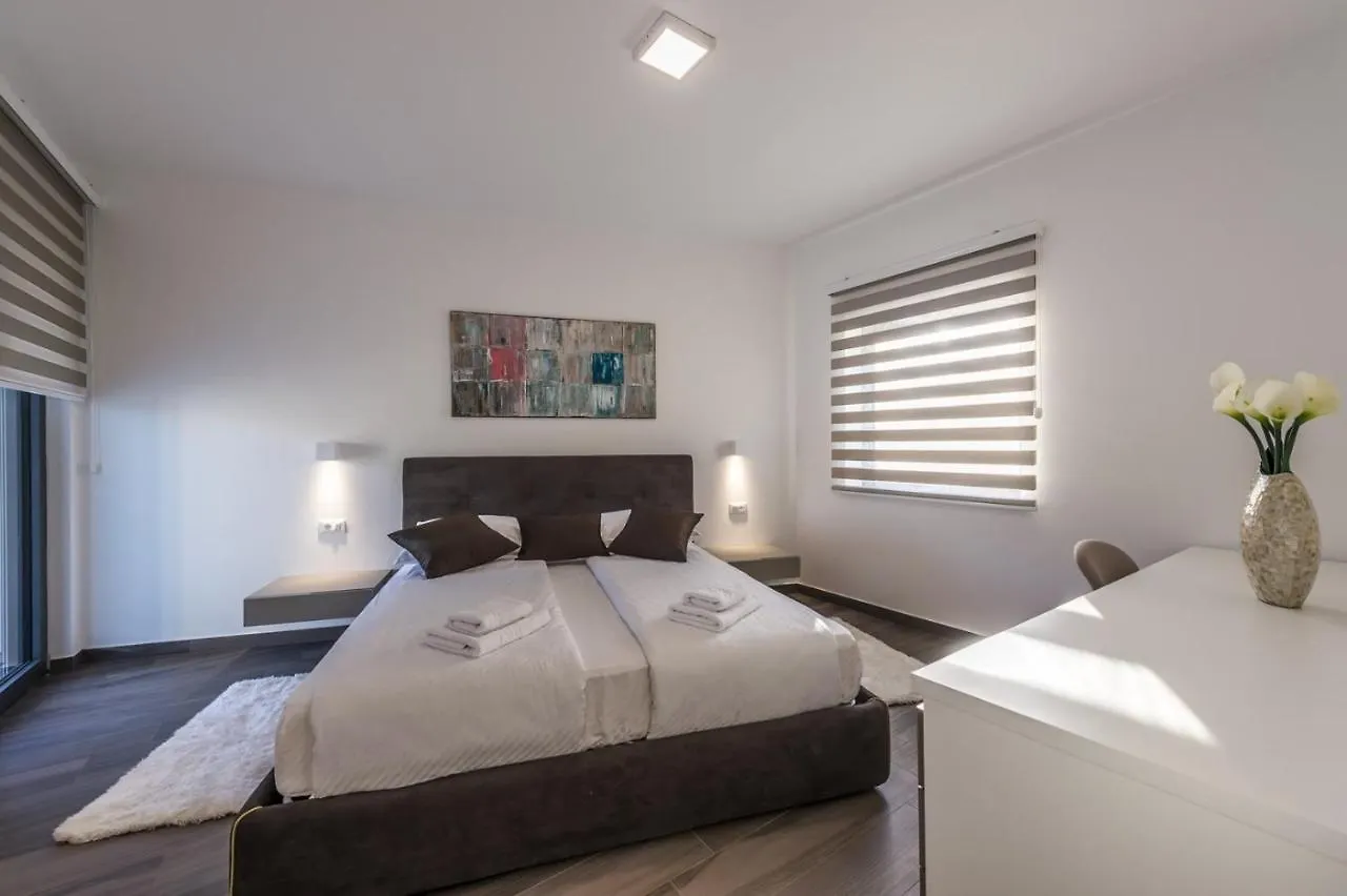 Contemporary Villa Nada With Pool And Sauna Tinjan