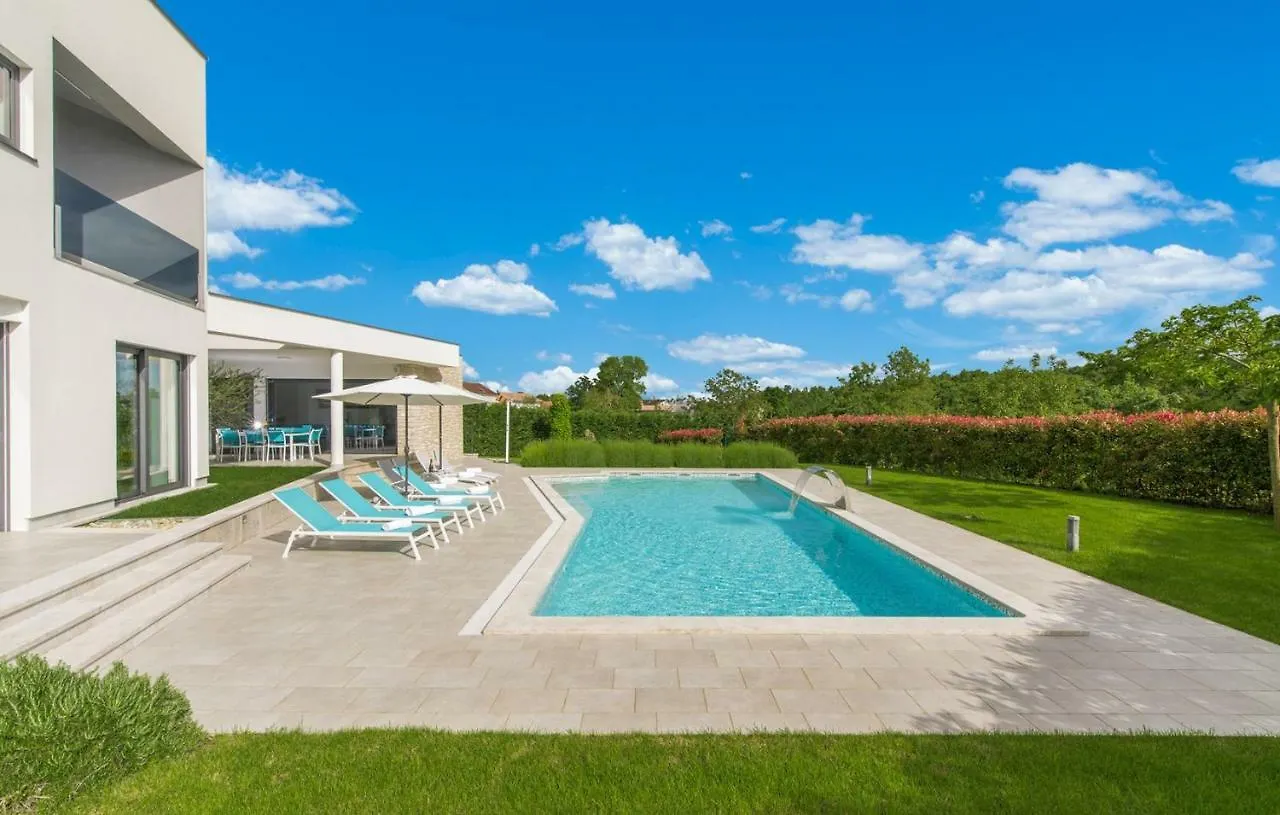 Contemporary Villa Nada With Pool And Sauna Tinjan