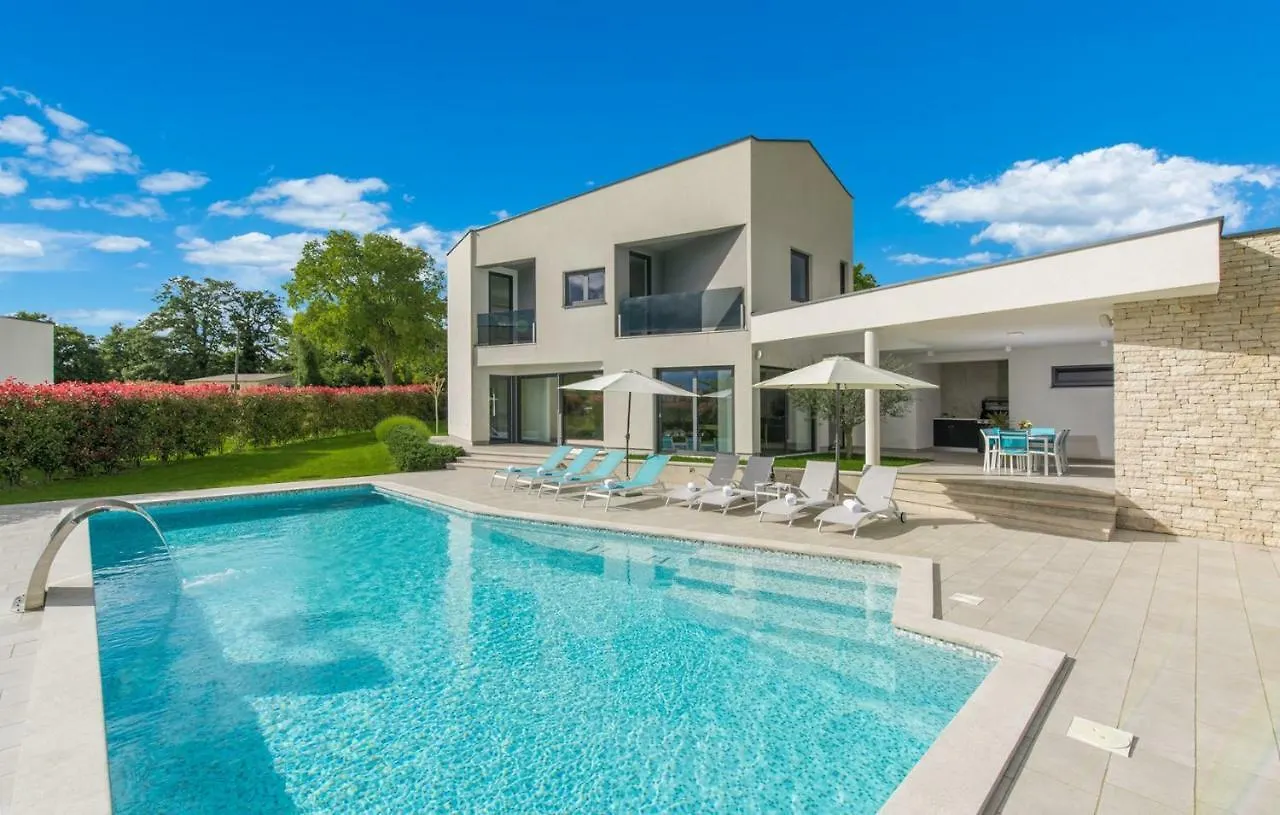 Contemporary Villa Nada With Pool And Sauna Tinjan